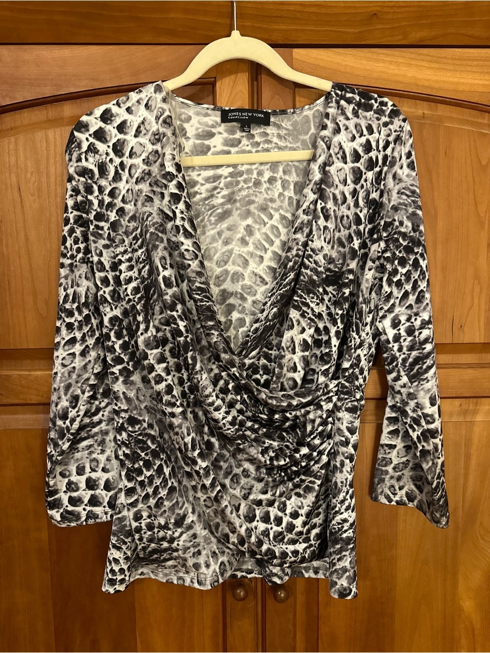 Jones New York Gray & Black Reptile Print, Women’s Size L Deep V Wrap Front EUC
